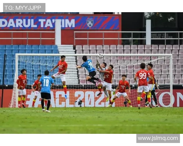 足球场极速冲刺：球星们如何用速度突破防线引领比赛潮流